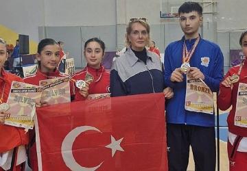 Seferihisar'ın 'Altın Çocukları' Avrupa yolunda kürsüyü bırakmıyor