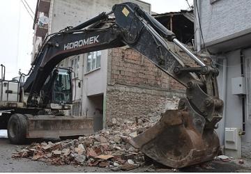 Gemlik'te Metruk Bina Temizliği Devam Ediyor