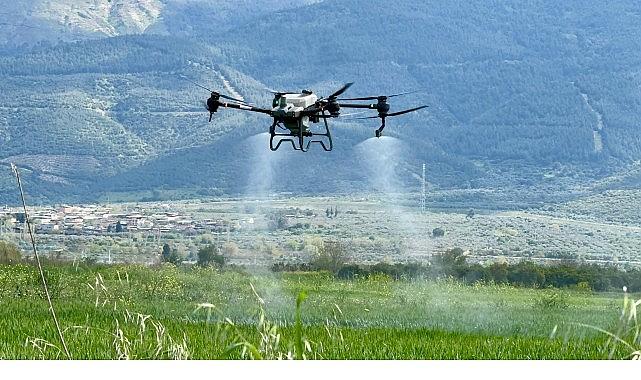Başkan Çerçioğlu'nun Tarıma ve Üreticilere Destekleri Sürüyor: Tarlalar Drone ile Ücretsiz Gübreleniyor