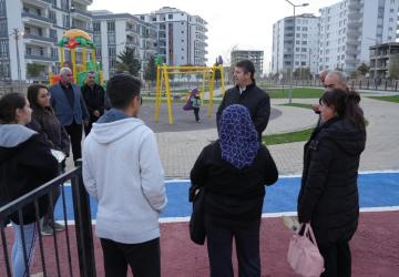 Tutdere, Yunus Emre Mahallesi’ndeki park çalışmalarını yerinde inceledi