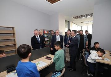 Bakan Bak, Hasan Doğan Bilgievi ve Sporcu Eğitim Merkezi'ni gezdi