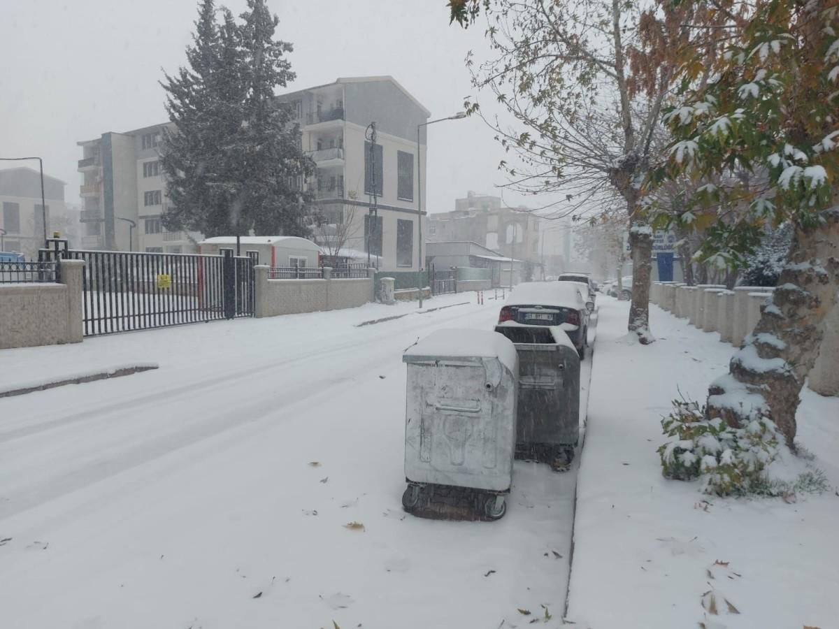 Adıyaman'da kar yağışı etkili olmaya başladı