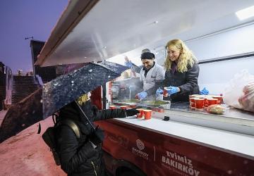 Başkan Ovalıoğlu'ndan Karda Sıcak Çorba İkramı