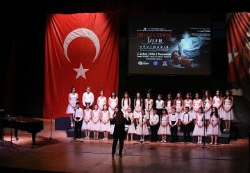 Minik kalpler müziğin birleştirici gücüyle depremde hayatını kaybedenleri andı