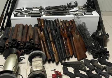 Ruhsatsız Silah Operasyonu: Evde çok sayıda tabanca parçası ve mühimmat ele geçirildi