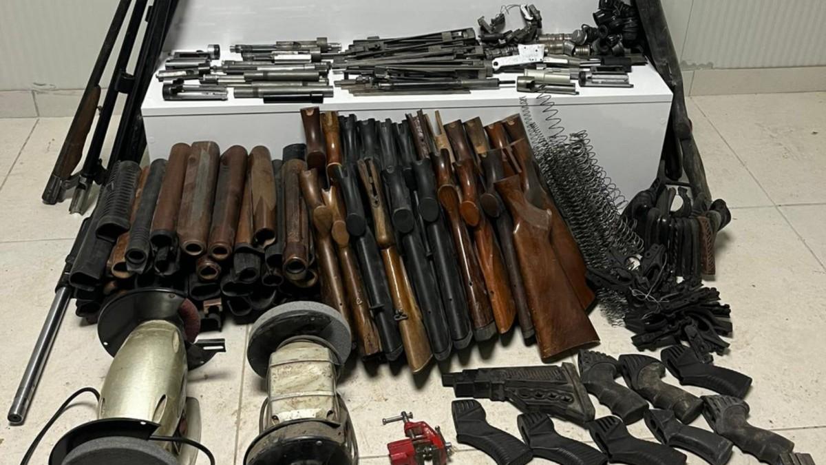 Ruhsatsız Silah Operasyonu: Evde çok sayıda tabanca parçası ve mühimmat ele geçirildi