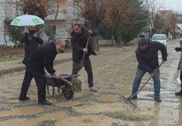 HÜDA PAR İl Başkanı: ‘Cafcaflı tanıtımlar yerine çukur, çamurlu sokaklar ve altyapı çözülsün’ - Videolu Haber