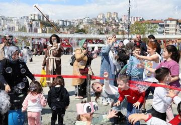 Çocuklar gülsün, bu neşe sürsün