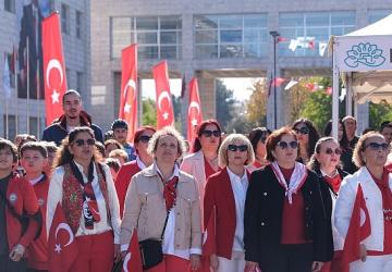Nilüfer'de Cumhuriyet coşkusu çelenk töreni ile başladı
