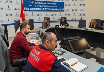 İzmir Büyükşehir Belediyesi'nden turuncu kod alarmı: Kriz masası devrede, tüm birimler sahada