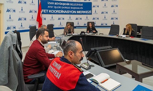 İzmir Büyükşehir Belediyesi'nden turuncu kod alarmı: Kriz masası devrede, tüm birimler sahada