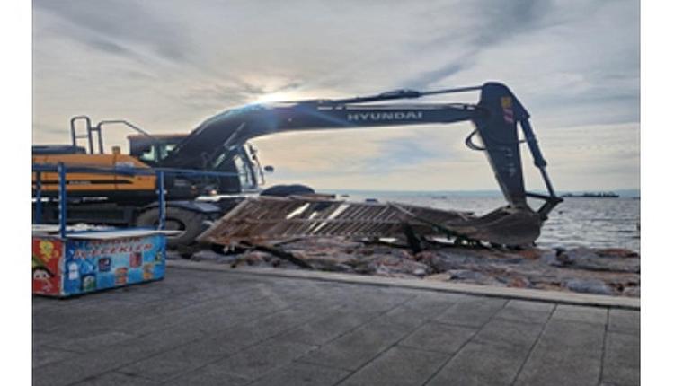 Karşıyaka'daki kaçak iskeleler yıkılıyor