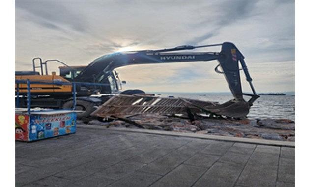 Karşıyaka'daki kaçak iskeleler yıkılıyor