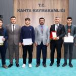 TÜBİTAK’ta derece yapan öğrenciler Kahta Kaymakamı Soysal ile bir araya geldi