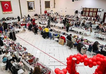 Buca Belediyesi Hediyelik Eşya Pazarı'na yoğun ilgi