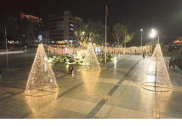 Büyükşehir Belediyesi Antalya'yı süslüyor