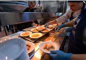 İzmir'de bir tabak yemekle hayatlar ısınıyor