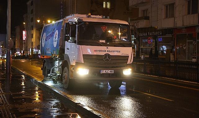 Nevşehir Belediyesi Ekipleri Atatürk Bulvarı'nda Temizlik Yaptı