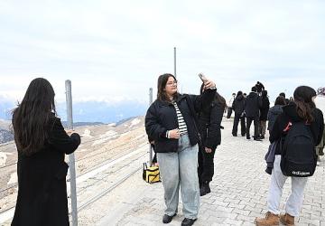 Kemer Belediyesi'nden öğrencilere Tahtalı'da moral gezisi