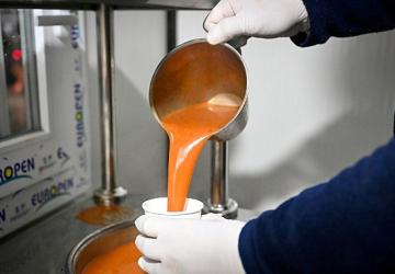 Bornova'da soğuk günlere karşı sıcak dayanışma