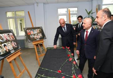 Adıyaman Üniversitesi’nde deprem anması: Vali Varol karanfiller bıraktı