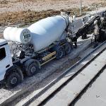 Konya Büyükşehir, Yeni Tramvay Hattı İnşaatında Trafiği Kapatmadan Örnek Bir Sistemle Beton Bariyer Yapıyor