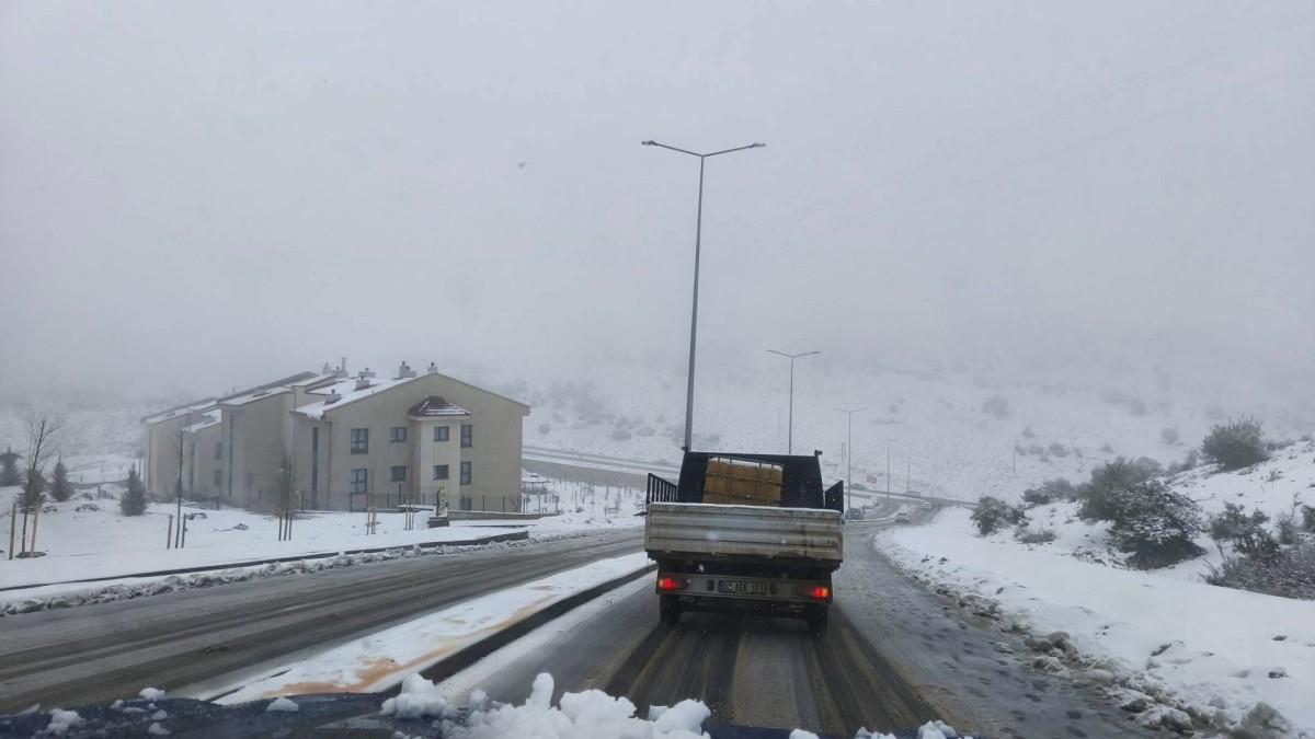 Besni’de karla mücadele çalışmaları aralıksız sürdürülüyor