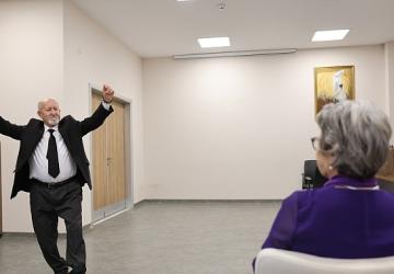 47 yıllık eşine Sevgililer Günü sürprizi yaptı