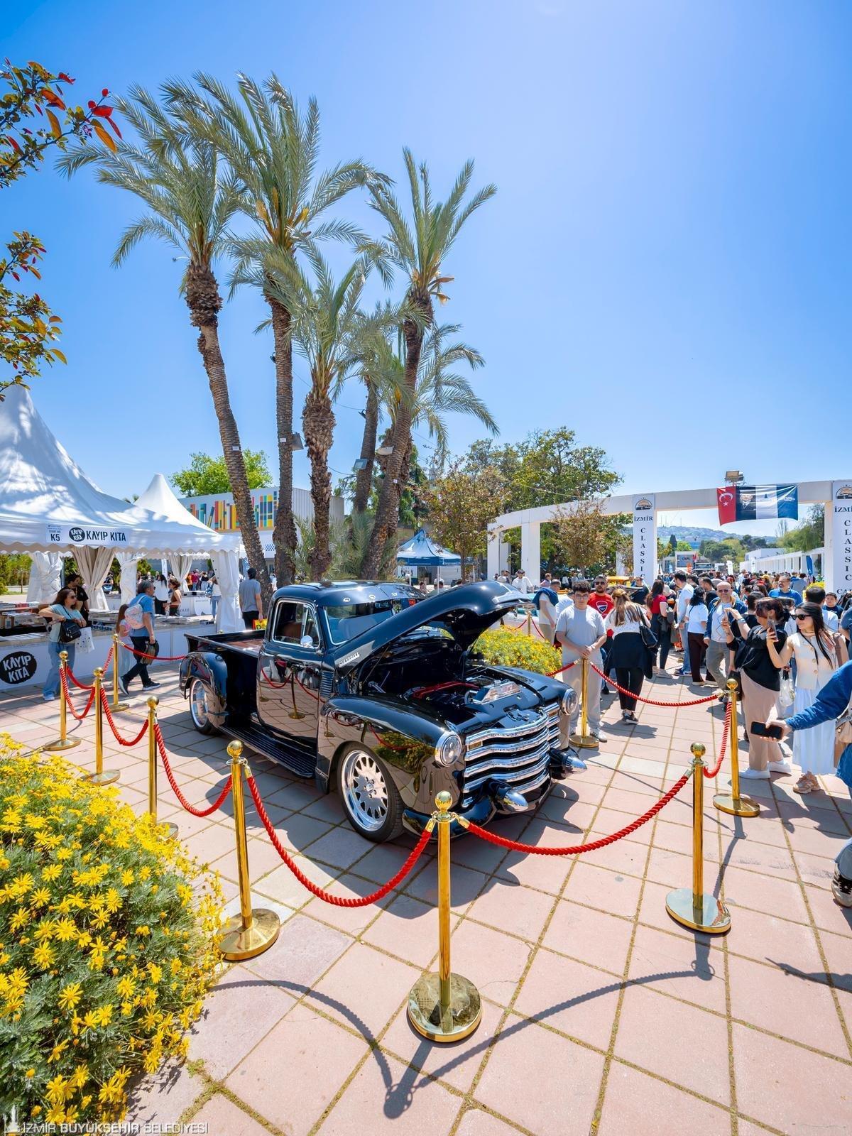 Kültürpark’ta klasik otomobil nostaljisi yoğun ilgi gördü