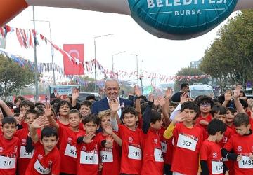 Nilüfer'de binden fazla öğrenci Cumhuriyet için koştu