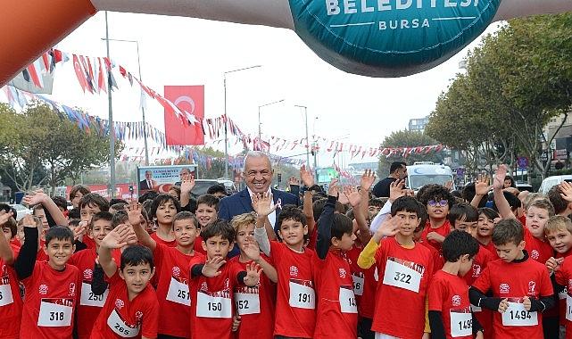 Nilüfer'de binden fazla öğrenci Cumhuriyet için koştu