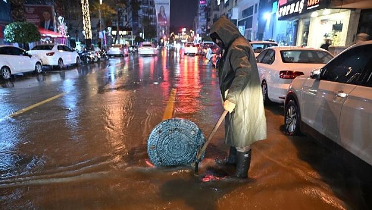 Manisa Büyükşehir ve MASKİ'den Yağış Mesaisi: Ekipler Tüm Gece Sahadaydı