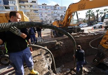 İnönü Caddesi'ndeki ana boru arızasına İZSU'dan hızlı müdahale