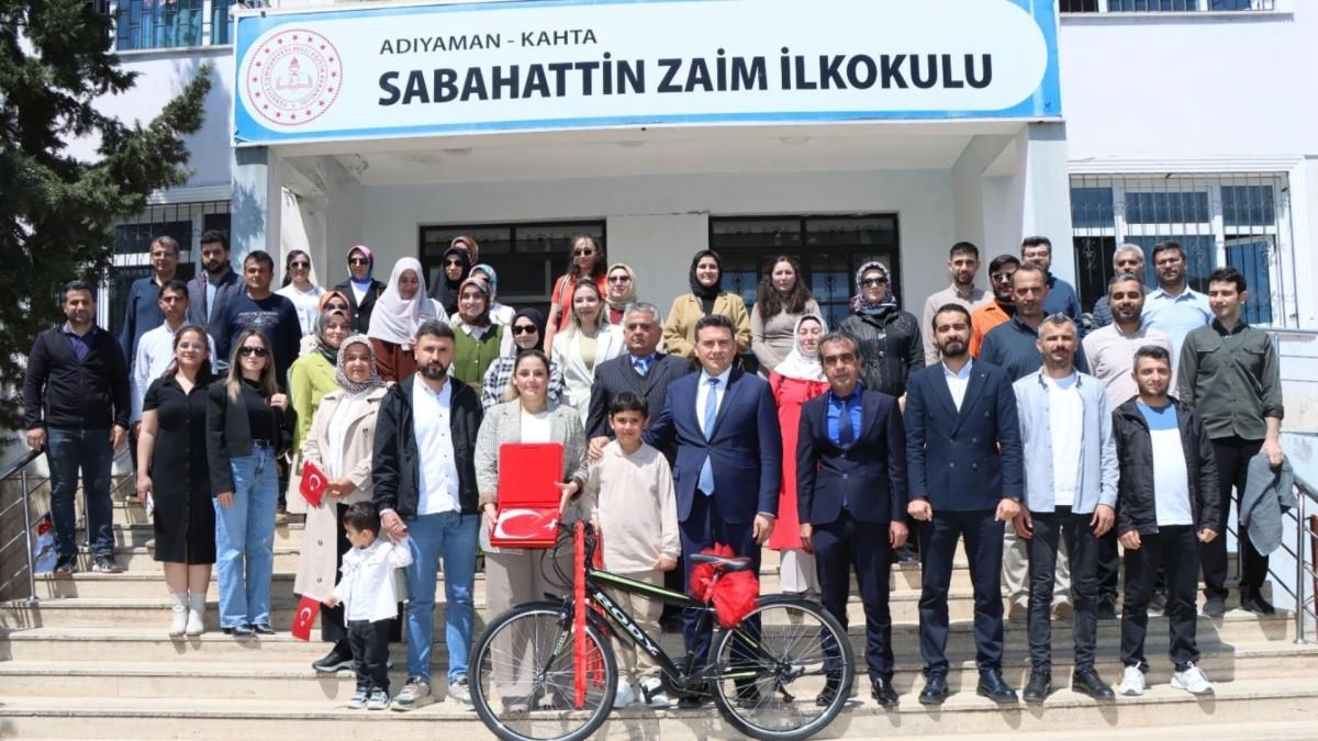 Kahta’da bayrağa saygı gösteren öğrenci ödüllendirildi