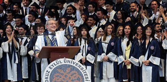 DEÜ Tıp Fakültesi'nde 48. Dönem Mezuniyet Coşkusu Yaşandı