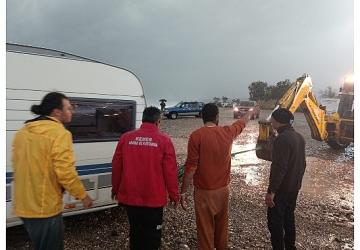 Karavanlarında mahsur kalan turistler kurtarıldı