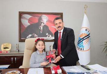 Dikili'de 23 Nisan Coşkusu Sokaklara Taştı