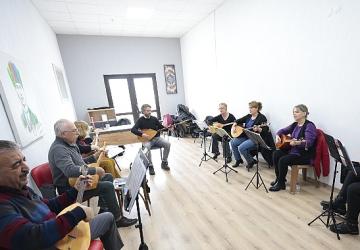 Konak'ta ücretsiz bağlama kursuna yoğun ilgi