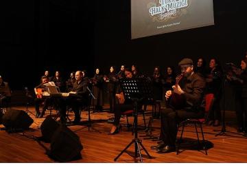 Bu koro kulakların pasını sildi