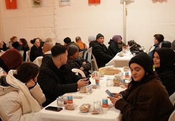 Maltepeliler iftar sofrasında oruçlarını açtı