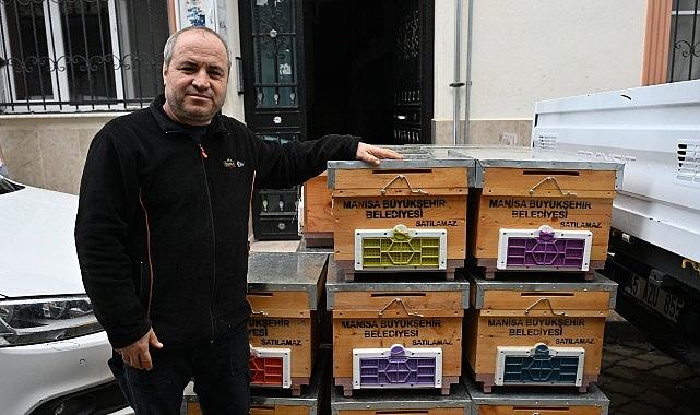 Büyükşehir'den Sel Mağduru Arıcıya Kovan Desteği