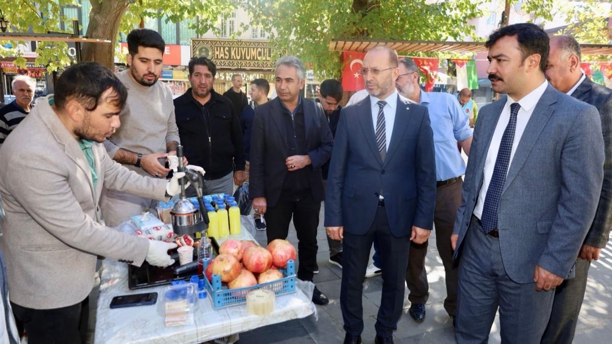 Kahta’da vatandaşlar Filistin’e yardım için buluştu Kahta’da vatandaşlar Filistin’e yardım için buluştu