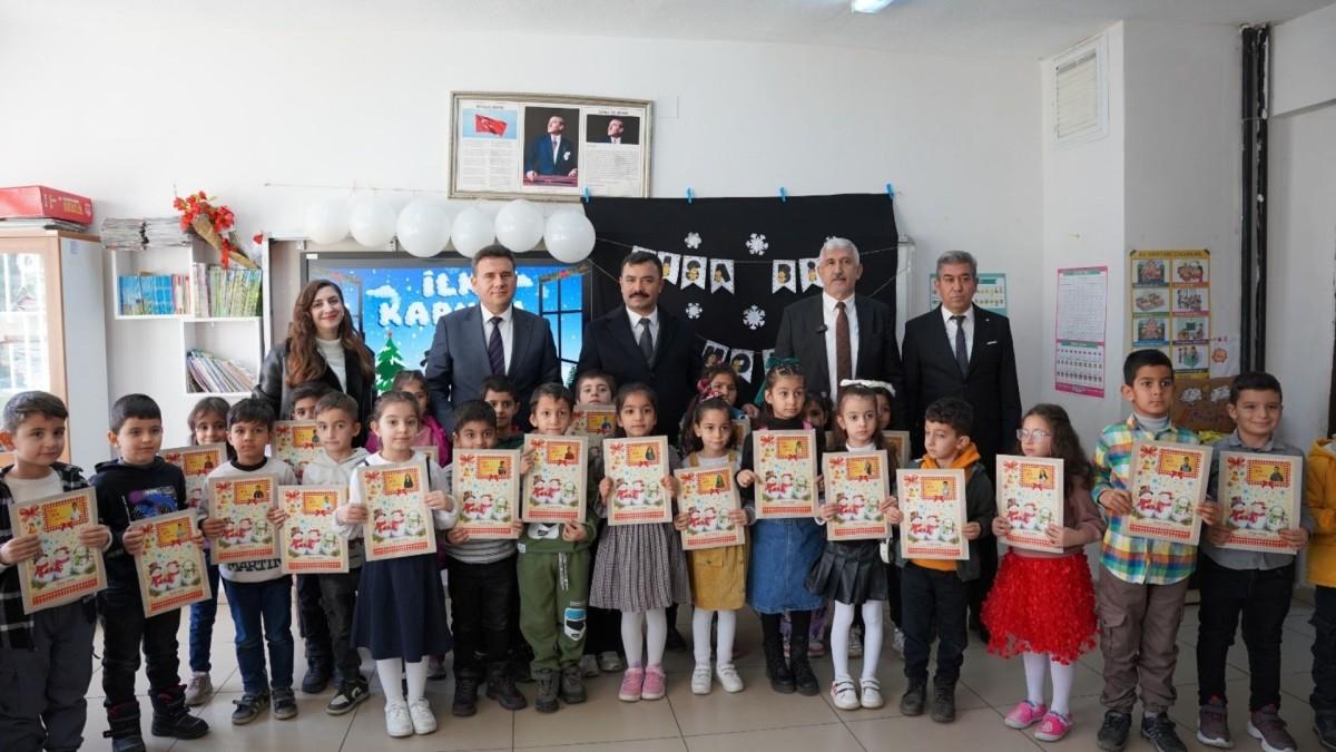 Başkan Mehmet Can Hallaç, öğrencilerin karne heyecanına eşlik etti