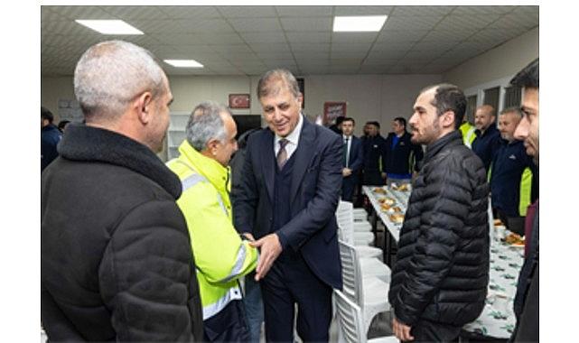 Başkan Tugay, mesaiye emekçi ile başladı