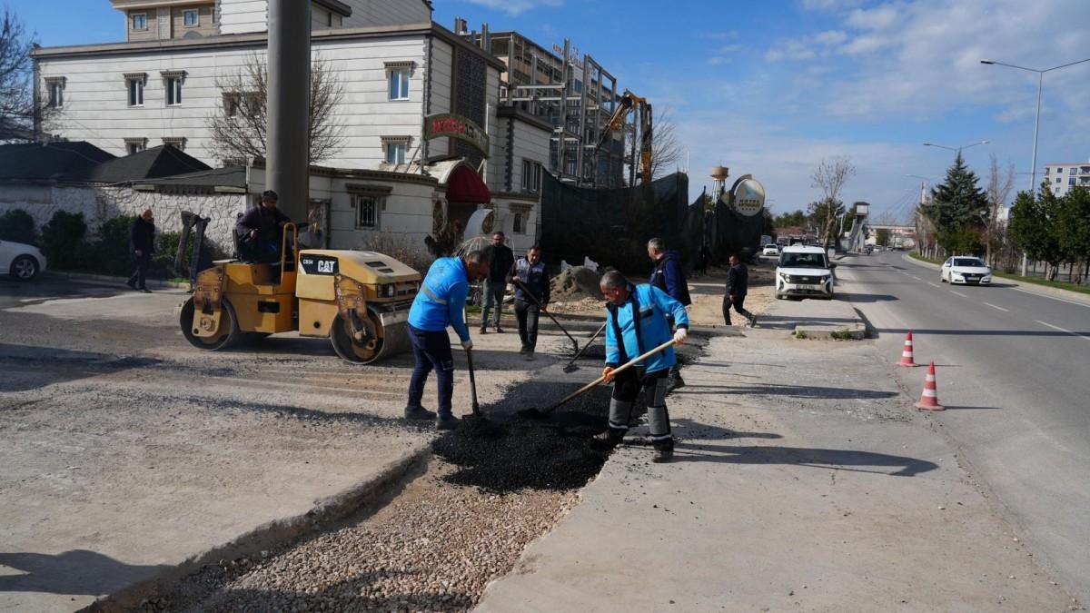 Adıyaman Belediyesi, yol bakım ve yenileme çalışmalarını sürdürüyor