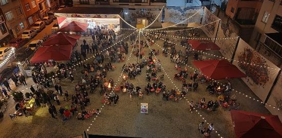 By Kafe'de ilk perde açıldı: Ateş başında 'Gülen Gözler' buluşması