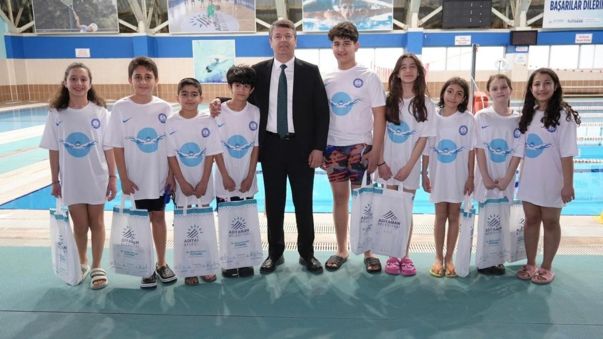 Başkan Tutdere’den yüzme takımına ödül