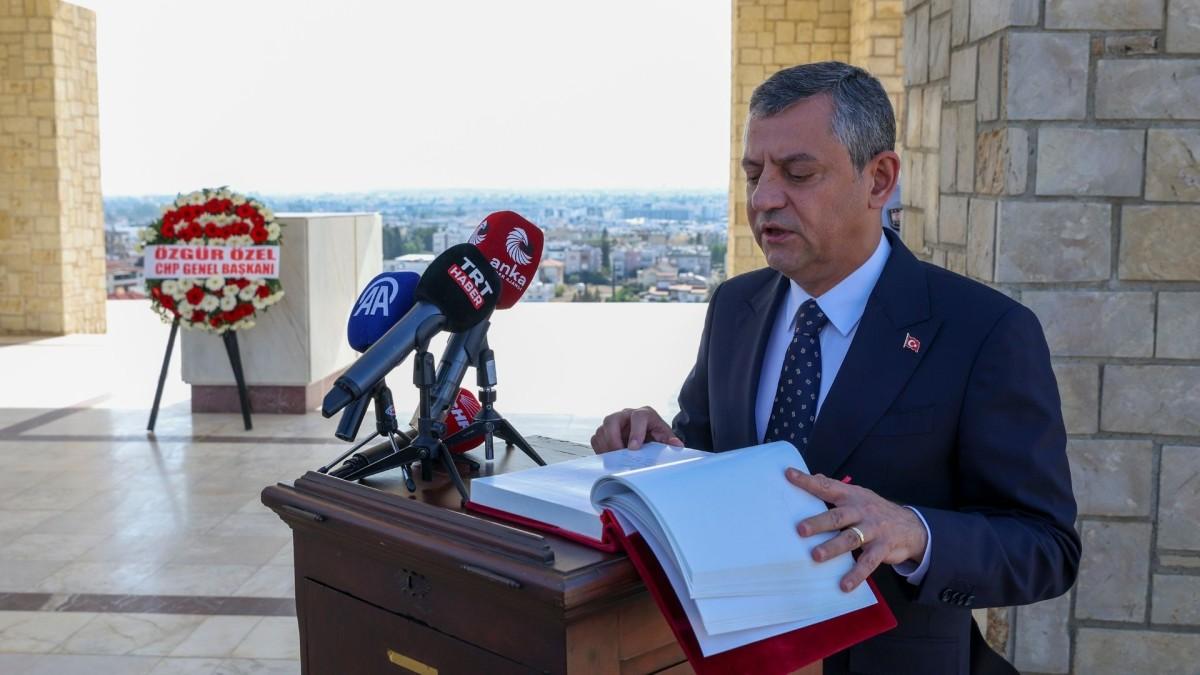 Özgür Özel, KKTC’nin kurucu liderlerini anıt mezarlarında andı - Videolu Haber