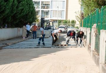 Karşıyaka'da okul çevrelerinde yol bakım çalışması