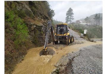 Büyükşehir ekipleri yağış sonrası bozulan yolları onarıyor